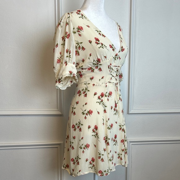 Reformation Laurelei Dress in Florence Rose Print
Cream with Pink Size 8 - Picture 2 of 6